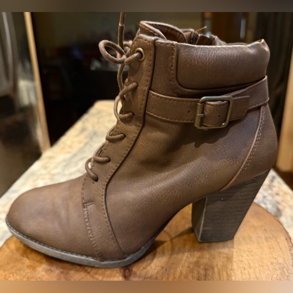 Daisy Fuentes Brown Lace Up Boots with side zipper. Size 8.5. Bronze zipper - Picture 1 of 13
